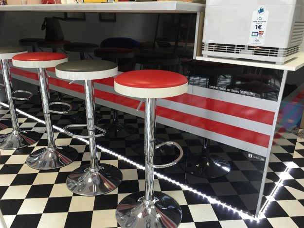 Réalisation et pose d'adhésifs sur un comptoir de bar