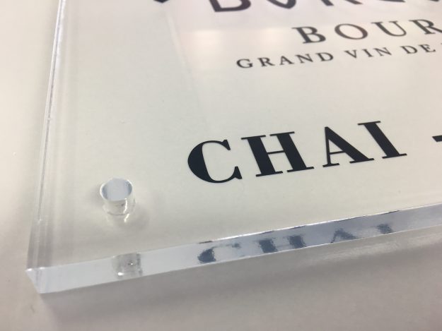 Réalisation d'une plaque en plexi pour les Chais-Bureaux de Burgus