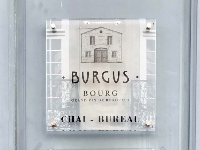 Réalisation d'une plaque en plexi pour les Chais-Bureaux de Burgus