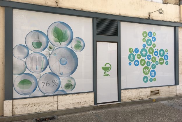 Impression et pose d'une vitrine adhésif micro-perforé | PHARMACIE