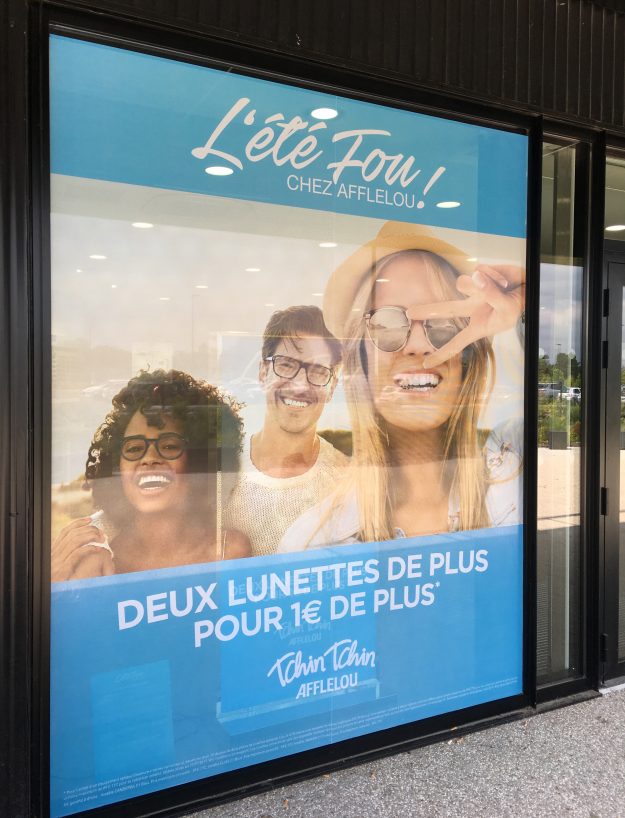 Réalisation et pose d'une vitrine en adhésif microperforée pour AFFLELOU